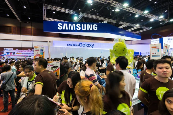 BANGKOK,THAILAND-October 3,2015:Thailand Mobile Expo 2015 Showcase The largest Event on 1-4 Oct 2015 Interesting and Attending The Event are Numerous at The Queen Sirikit National Convention Center. — Stock Photo, Image