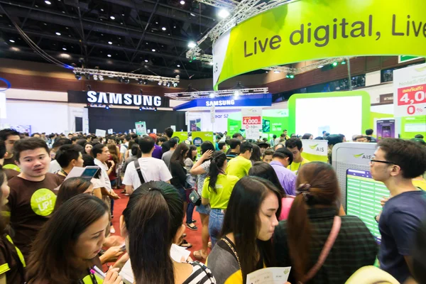 BANGKOK,THAILAND-October 3,2015:Thailand Mobile Expo 2015 Showcase The largest Event on 1-4 Oct 2015 Interesting and Attending The Event are Numerous at The Queen Sirikit National Convention Center. — Stock Photo, Image