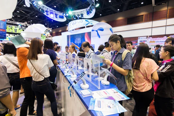 BANGKOK, TAILÂNDIA-Outubro 3,2015: Tailândia Mobile Expo 2015 Showcase O maior evento em 1-4 Out 2015 Interessante e comparecendo ao evento são inúmeros no The Queen Sirikit National Convention Center . — Fotografia de Stock