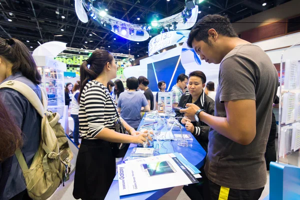 BANGKOK,THAILAND-October 3,2015:Thailand Mobile Expo 2015 Showcase The largest Event on 1-4 Oct 2015 Interesting and Attending The Event are Numerous at The Queen Sirikit National Convention Center. — Stock Photo, Image