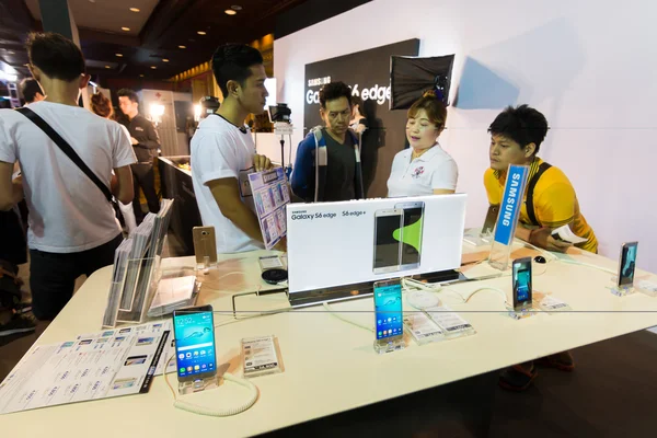 BANGKOK,THAILAND-October 3,2015:Thailand Mobile Expo 2015 Showcase The largest Event on 1-4 Oct 2015 Interesting and Attending The Event are Numerous at The Queen Sirikit National Convention Center. — Stock Photo, Image