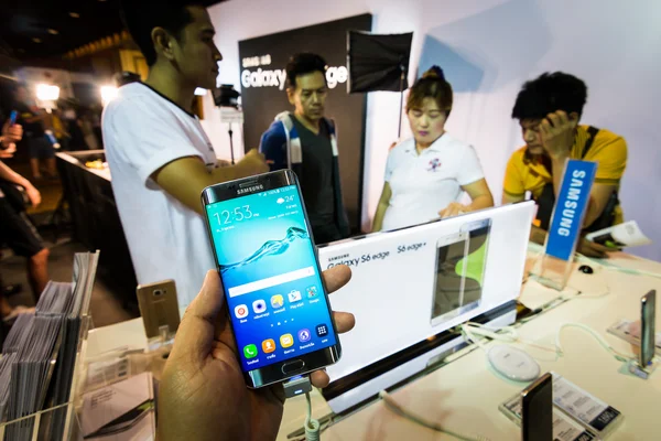 BANGKOK,THAILAND-October 3,2015:Thailand Mobile Expo 2015 Showcase The largest Event on 1-4 Oct 2015 Interesting and Attending The Event are Numerous at The Queen Sirikit National Convention Center. — Stock Photo, Image