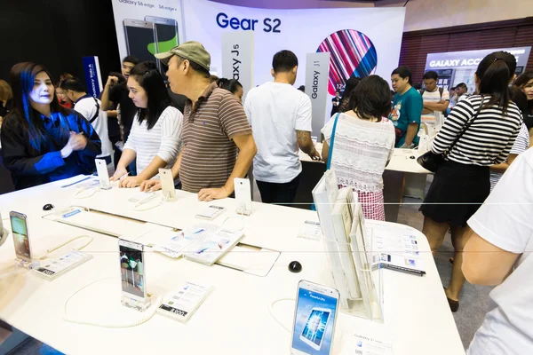BANGKOK,THAILAND-October 3,2015:Thailand Mobile Expo 2015 Showcase The largest Event on 1-4 Oct 2015 Interesting and Attending The Event are Numerous at The Queen Sirikit National Convention Center. — Stock Photo, Image