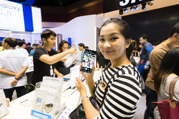 BANGKOK,THAILAND-October 3,2015:Thailand Mobile Expo 2015 Showcase The largest Event on 1-4 Oct 2015 Interesting and Attending The Event are Numerous at The Queen Sirikit National Convention Center. — Stock Photo, Image