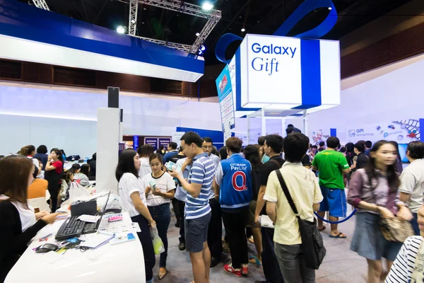 BANGKOK,THAILAND-October 3,2015:Thailand Mobile Expo 2015 Showcase The largest Event on 1-4 Oct 2015 Interesting and Attending The Event are Numerous at The Queen Sirikit National Convention Center. — Stock Photo, Image