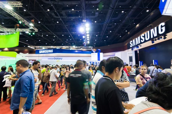 Bangkok, Thailand-oktober 3, 2015:Thailand mobila Expo 2015 visar upp den största händelsen på 1-4 okt 2015 intressant och deltar i evenemanget är många på The Queen Sirikit National Convention Center. Royaltyfria Stockbilder