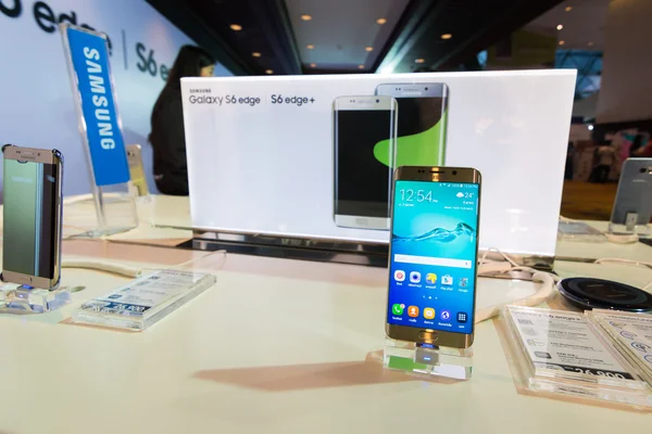 BANGKOK, TAILANDIA-3 de octubre de 2015: Exhibición de Tailandia Mobile Expo 2015 El evento más grande del 1 al 4 de octubre de 2015 Interesantes y asistentes al evento son numerosos en el Centro Nacional de Convenciones Queen Sirikit . Imagen de archivo