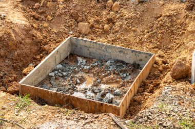 Bir inşaat sahasında, kaydedilen ilerlemeyi ortaya koyan bir bina için kazı süreci görülüyor.