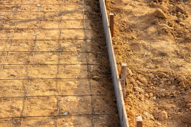 İnşaat sahasının temel çalışmalarının detaylı bir görünümü devam ediyor.