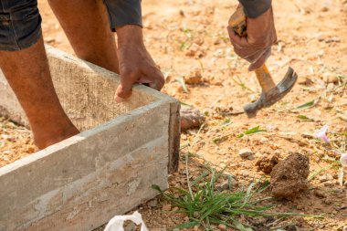 Kırsal kesimde inşaat ve açık hava işçiliğinde el yapımı tuğlalar..