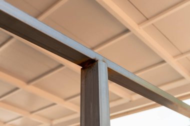 Bu resim, endüstriyel bir şehir ortamındaki metal bir sütunun karmaşık tasarımını sergiliyor..