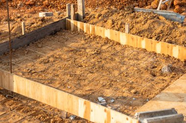 Temel adımların sergilendiği bir inşaat vakfının ayrıntılı görünümü.