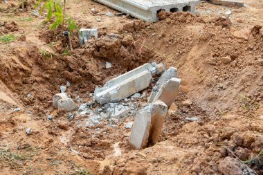 İnşaat alanı, toprak ve enkaz arasında beton temeller kurma sürecini gözler önüne seriyor.