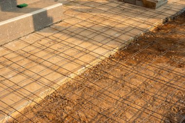 İnşaat alanında beton dökülmesi ve takviye yapılmasına tanık olunuyor..