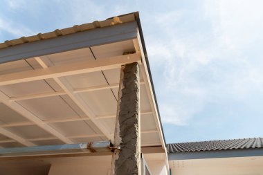 İnşaat malzemeleri ve tasarım altındaki bir binanın çatısının ayrıntılı bir görüntüsü.