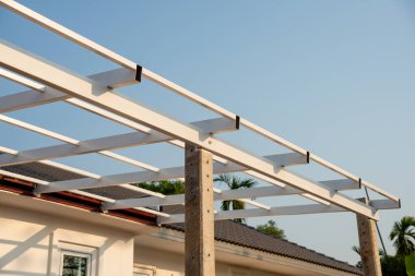 Bir açık hava ortamında inşa edilen modern bir pergola hakkında ayrıntılı bir görünüm.