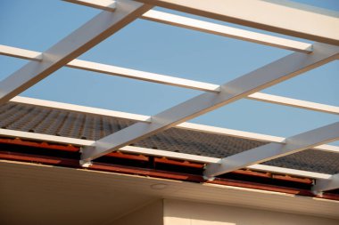 Modern bir pergola mimari zarafetin karmaşık tasarımını keşfedin..