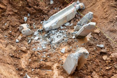 İnşaat alanında yapılan kazılar, kentsel kalkınma sorunlarını vurgulayan kırık beton kalıntılarını ortaya çıkardı.