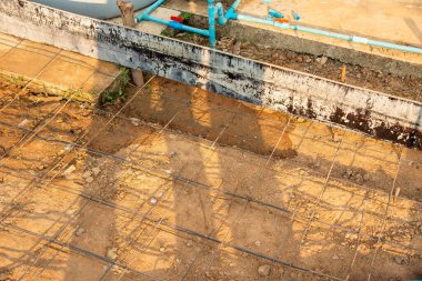 İnşaat gölgelerinin hava görüntüsü gün ışığında kentsel alanda ilerleme gösteriyor..