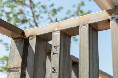 İnşaat sırasında endüstriyel dayanıklılık ve hassasiyet gösteren sağlam metal iskelete ayrıntılı bir göz atın..