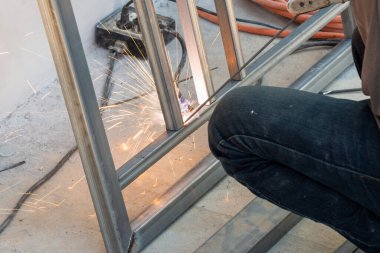 Kıvılcımlar uçuşurken kaynakçılığın yoğun anına tanık olun. Metal işçiliğindeki ustalığı sergiliyor..