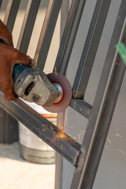 Yetenekli bir işçi metal öğütüyor dinamik bir endüstriyel ortamda kıvılcımlar saçıyor..