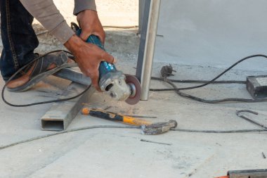 Bir inşaat işçisi, endüstriyel işçilik sergileyen bir üçkağıtçıyı ustalıkla işletiyor..