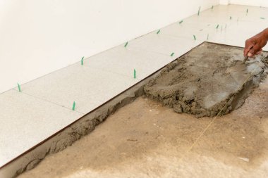 Bu resim, bir inşaat ortamında döşeme işleminin ayrıntılı sürecini gösterir.