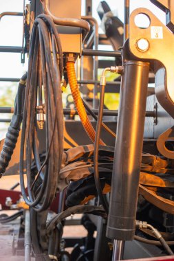 Mühendislik hassasiyetini gösteren bir şantiyede endüstriyel makinelerin karmaşık detaylarını araştırın..