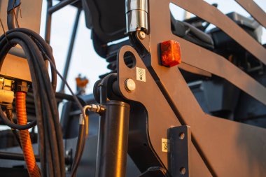 Endüstriyel bir ortamda karmaşık detaylarını ve sağlam tasarımını vurgulayan inşaat makinelerinin yakın plan görüntüsü.