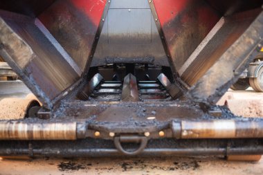 Endüstriyel operasyonlarda kullanılan ağır makinelerin karmaşık detaylarını araştır.