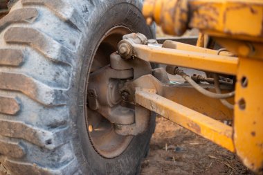 Bir inşaat aracının lastik montajının karmaşık mekaniğini ayrıntılı olarak araştır.