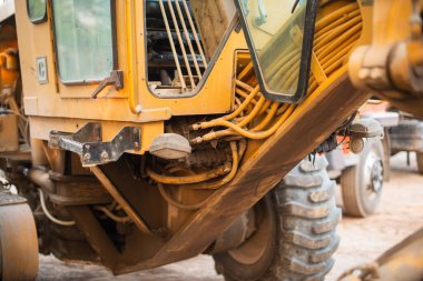 İnşaat alanındaki ağır makinelerin mühendislik hassasiyetini ayrıntılı bir şekilde araştırın..