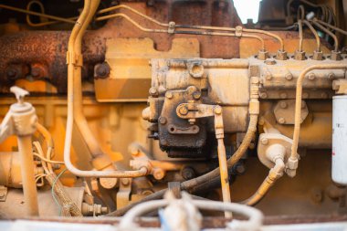 Mekanik bileşenlerini sergileyen endüstriyel motorun karmaşık detaylarını araştırın..