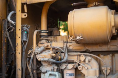 İnşaat alanındaki ağır makine bileşenlerinin karmaşık detaylarını araştır.