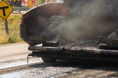 Asfaltın yakın plan görüntüsü, şehir inşaatının faaliyete geçtiği bir otoyol..
