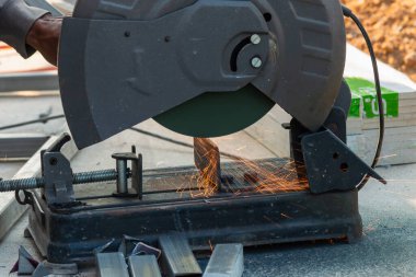 Güçlü bir metal kesimi, inşaat alanında uçan kıvılcımlar saçar..
