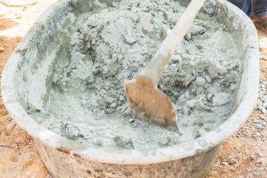 Kentsel ortamlardaki inşaat vitrinleri için çimento karışımı..