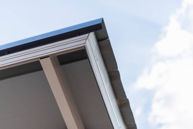 Çağdaş çatı tasarımının zarafetini kentsel bir dekor mimari ayrıntılarında keşfedin.