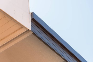 Şehir mimarisinin güzelliğini vurgulayan modern bir çatı kenarının zarif tasarımını keşfet.