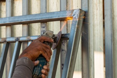 Becerikli bir işçi, metal yapılar, hassasiyet ve endüstriyel işçilik kıvılcımları sergiliyor..