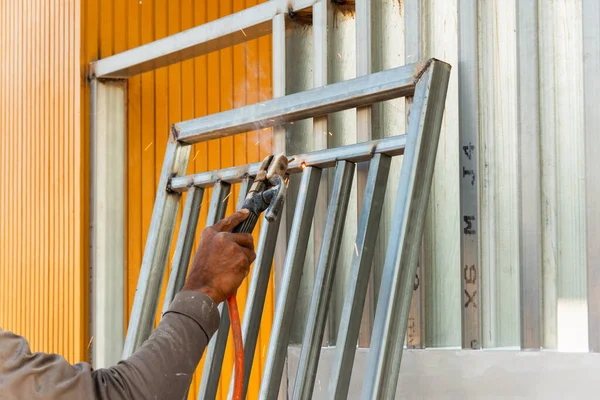 Bir endüstriyel atölyede ustalıkla metal çerçeve kaynatıyor..