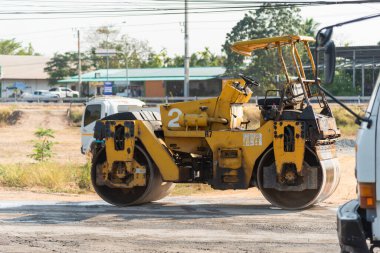 Şehir sokaklarında altyapı gelişimini ön plana çıkaran bir silindir iş başındayken görülüyor.