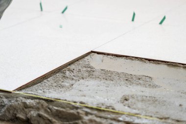 resim, bir inşaat sahasındaki döşeme kurulumunun titiz sürecini yakalar.