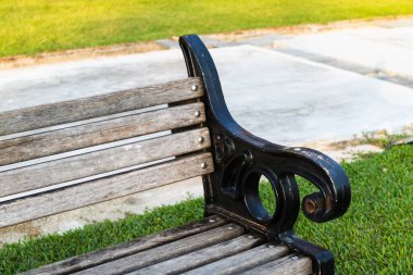 Canlı çimlerle çevrili sakin bir park tezgahı. Doğada rahatlamak için mükemmel..