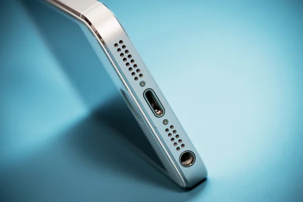 ทอง Apple iPhone 5s บนพื้นหลังกระดาษสีฟ้า — ภาพถ่ายสต็อก