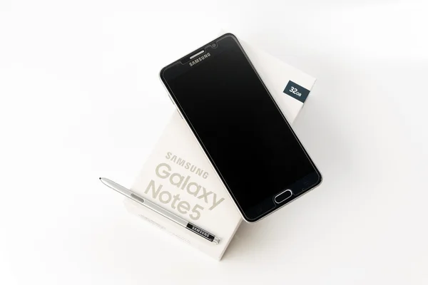 New Smartphone Samsung Galaxy Note 5 with S Pen — Zdjęcie stockowe