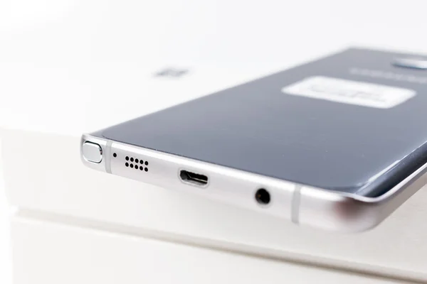 New Smartphone Samsung Galaxy Note 5 with S Pen — Stock Photo, Image
