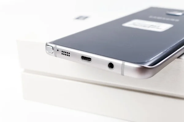 New Smartphone Samsung Galaxy Note 5 with S Pen — 스톡 사진