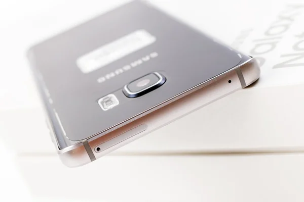New Smartphone Samsung Galaxy Note 5 with S Pen Stockafbeelding